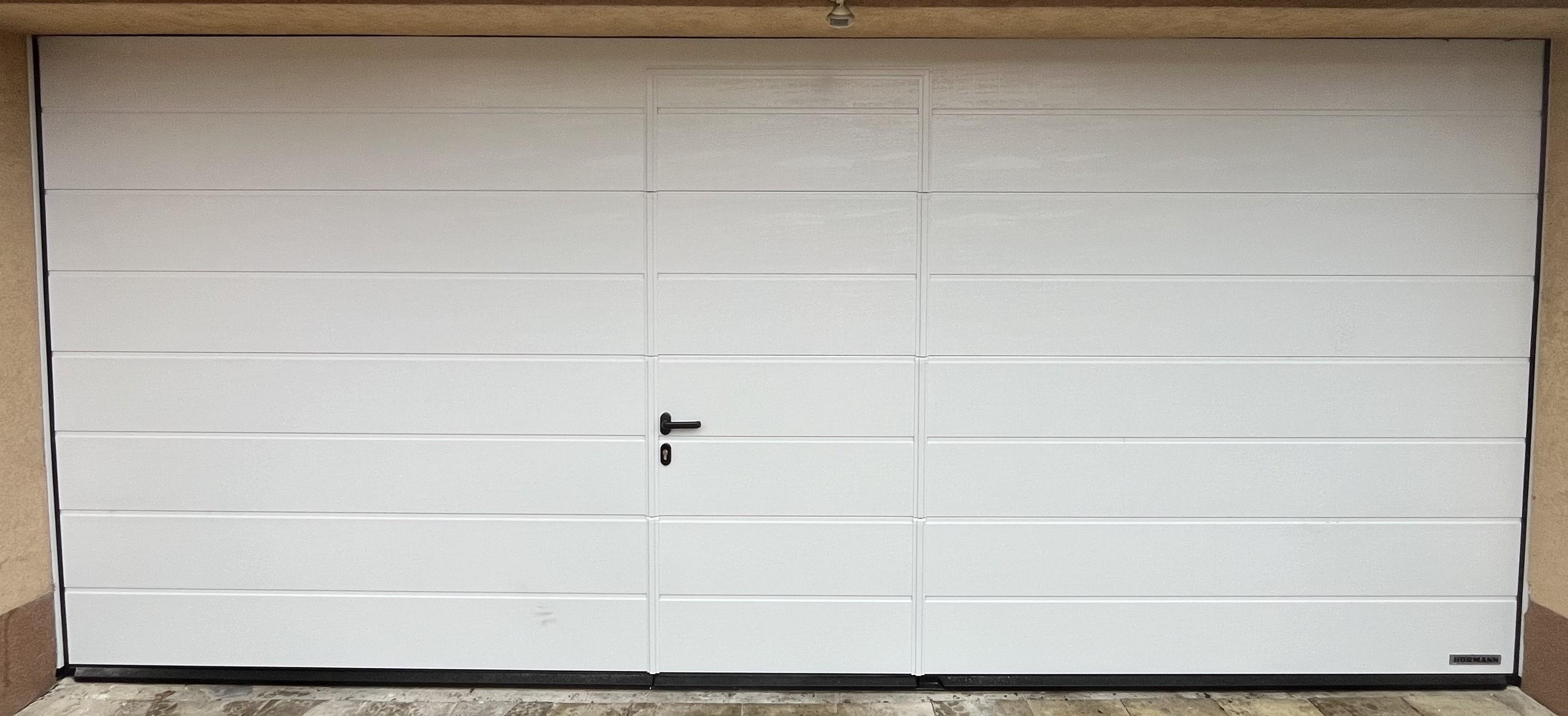 Garaova brana Hormann LPU42 povrch Woodgrain integrovane dvere. kopia