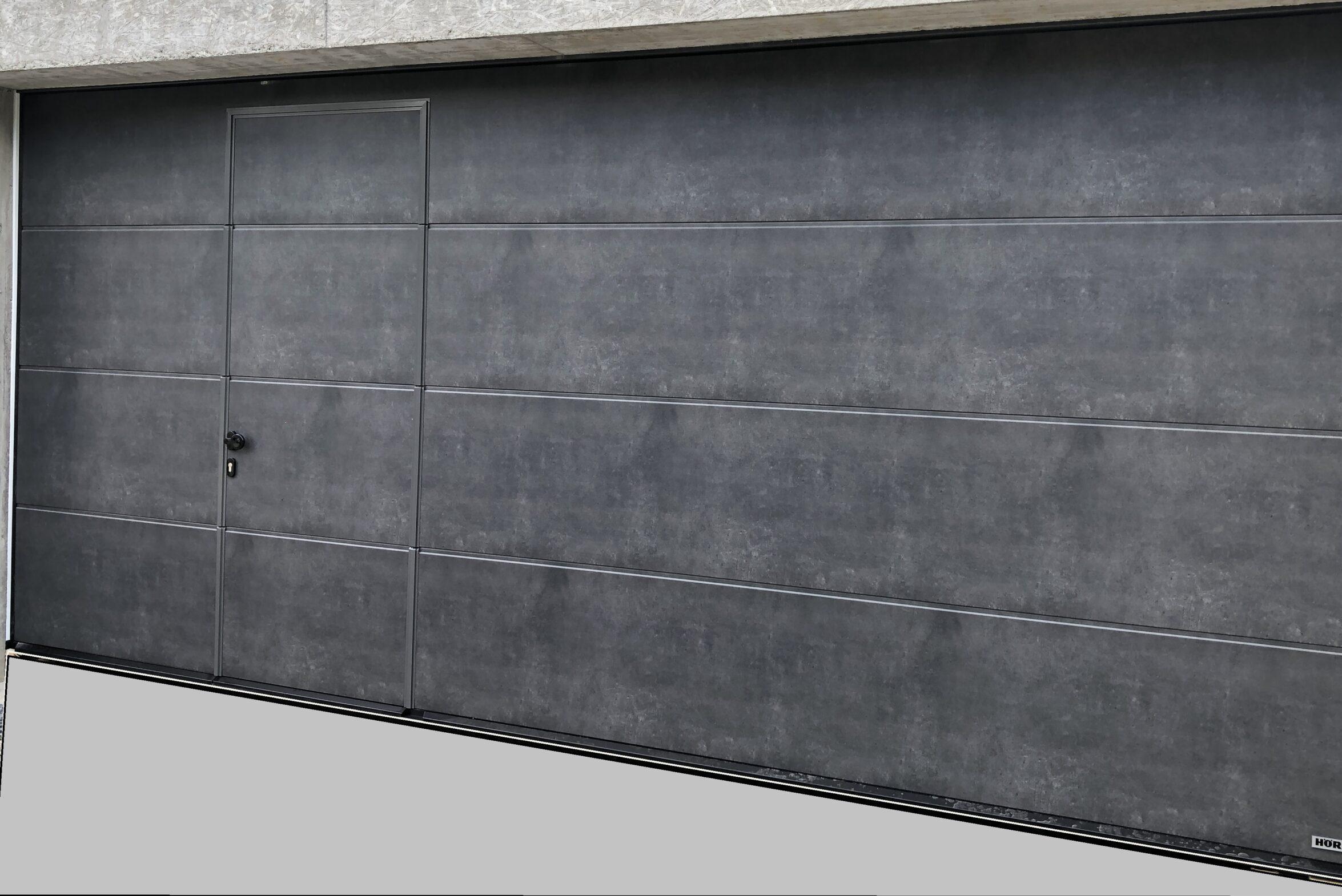 Garážová brána s integrovanými dverami