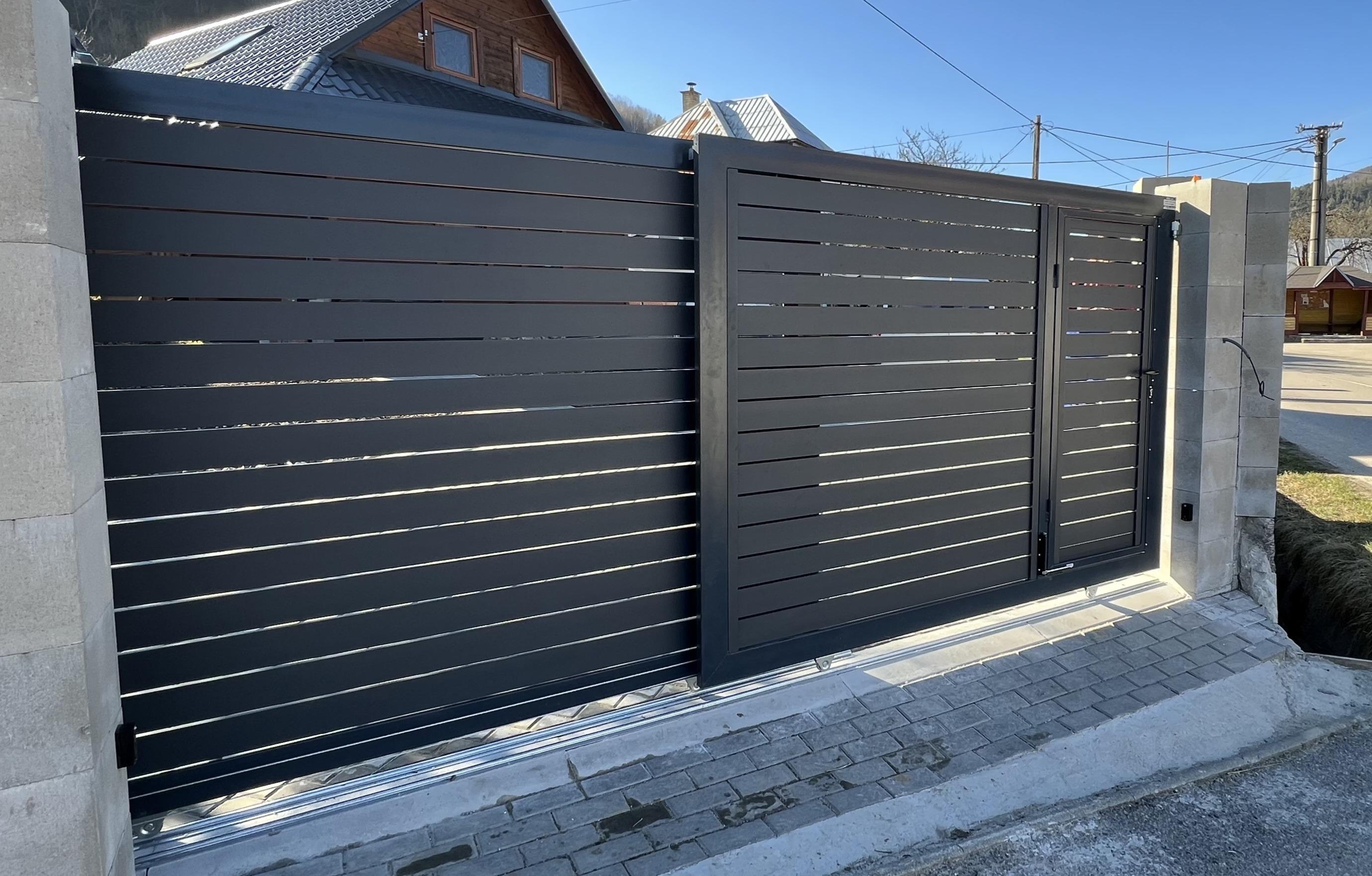 Teleskopicka posuvna brana na kolajke ram ZN vypln hlinik