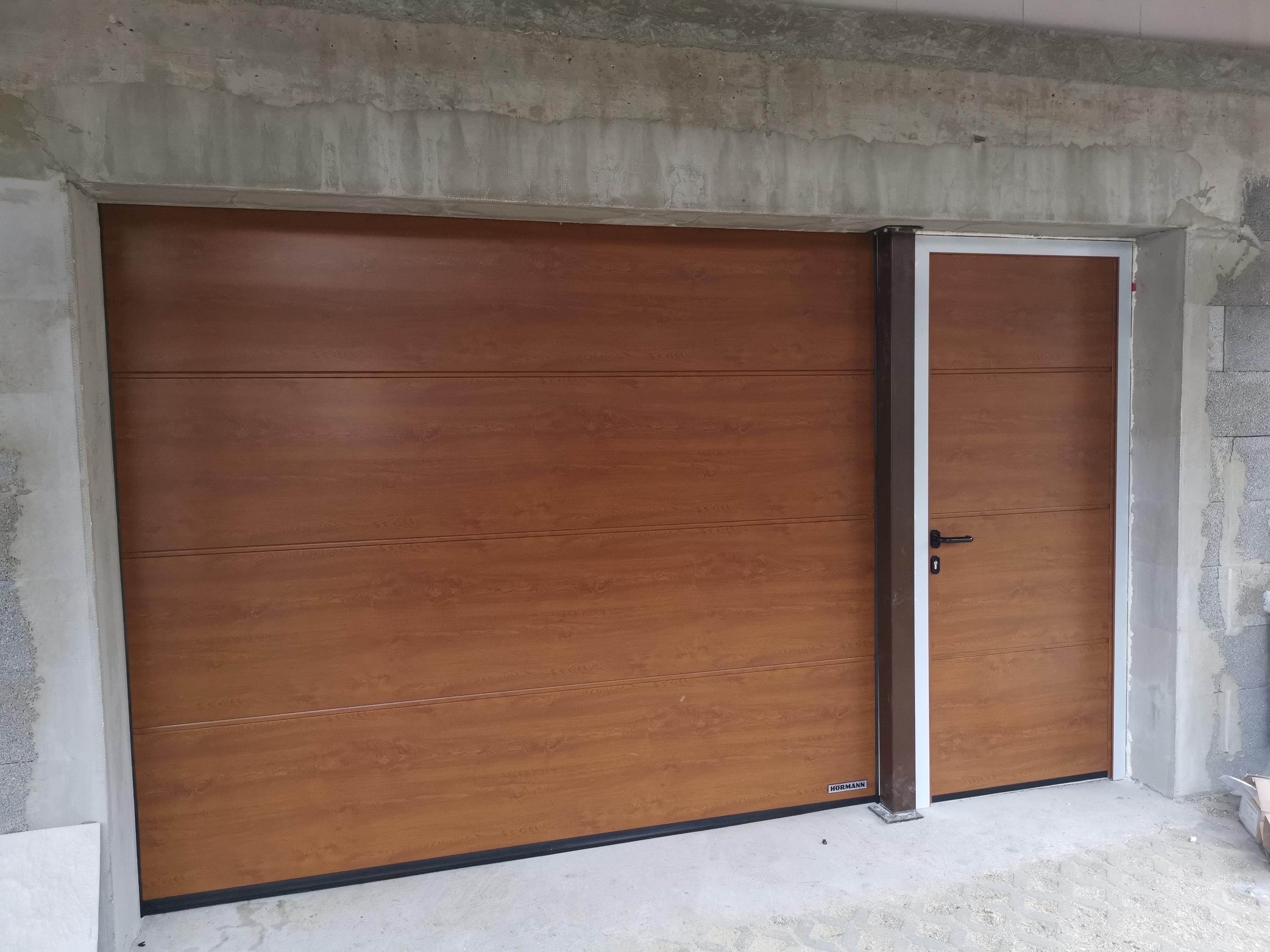 Garážová brána Hörmann LPU 67 Decograin Zlatý dub